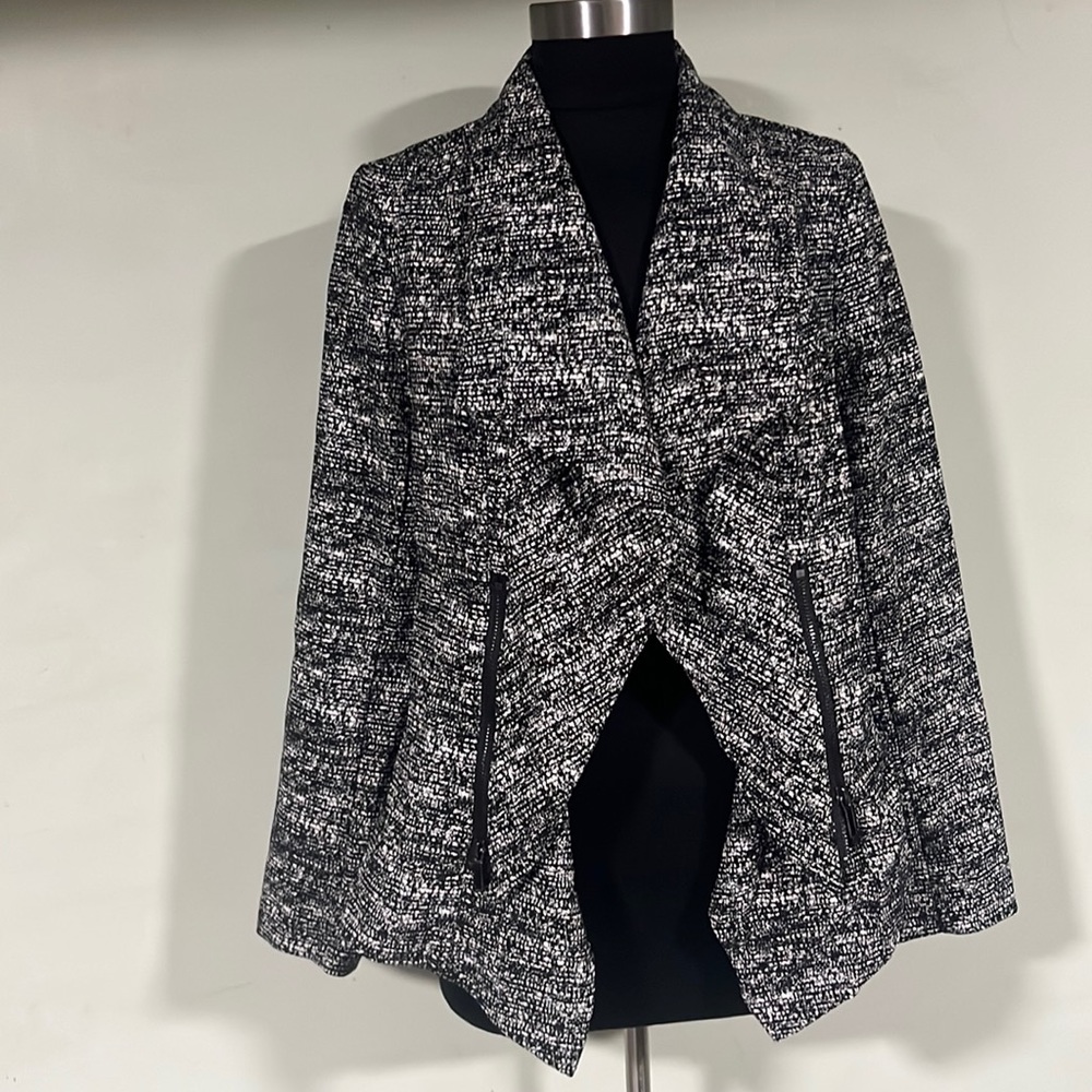 Cute BLK & WHT Blazer (spandex)